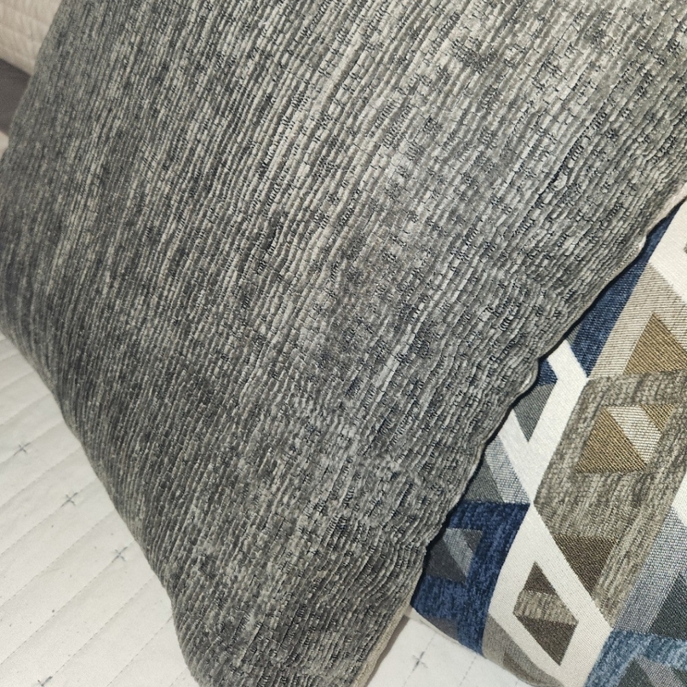 Throw pillows - Picture 2 of 3